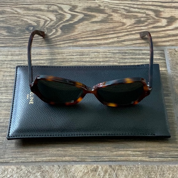 Celine Tortoise Sunnies - Picture 3 of 9